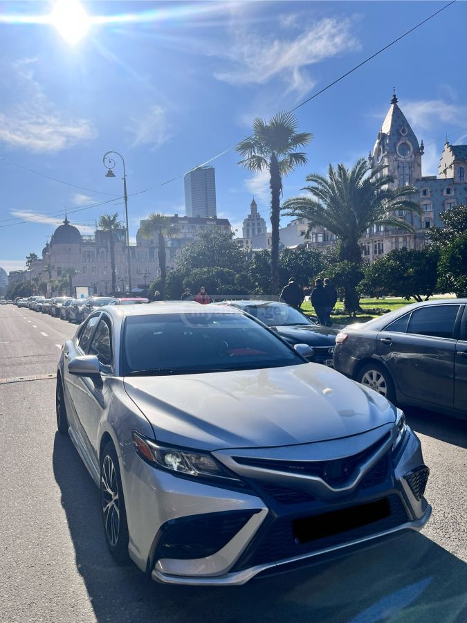 Toyota Camry - фото 1