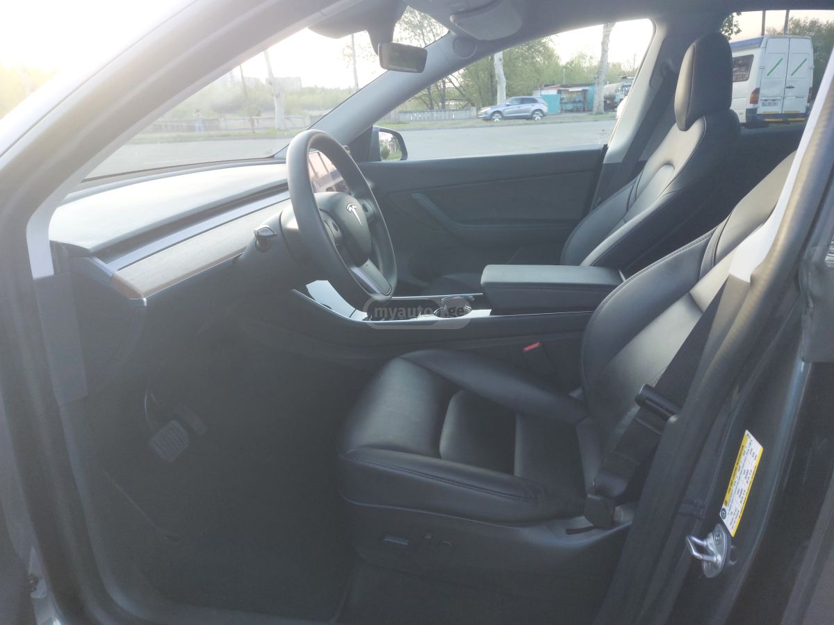Tesla Model Y - фото 8