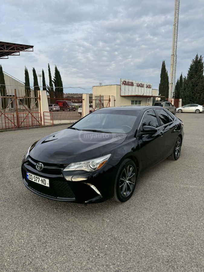 Toyota Camry - фото 1