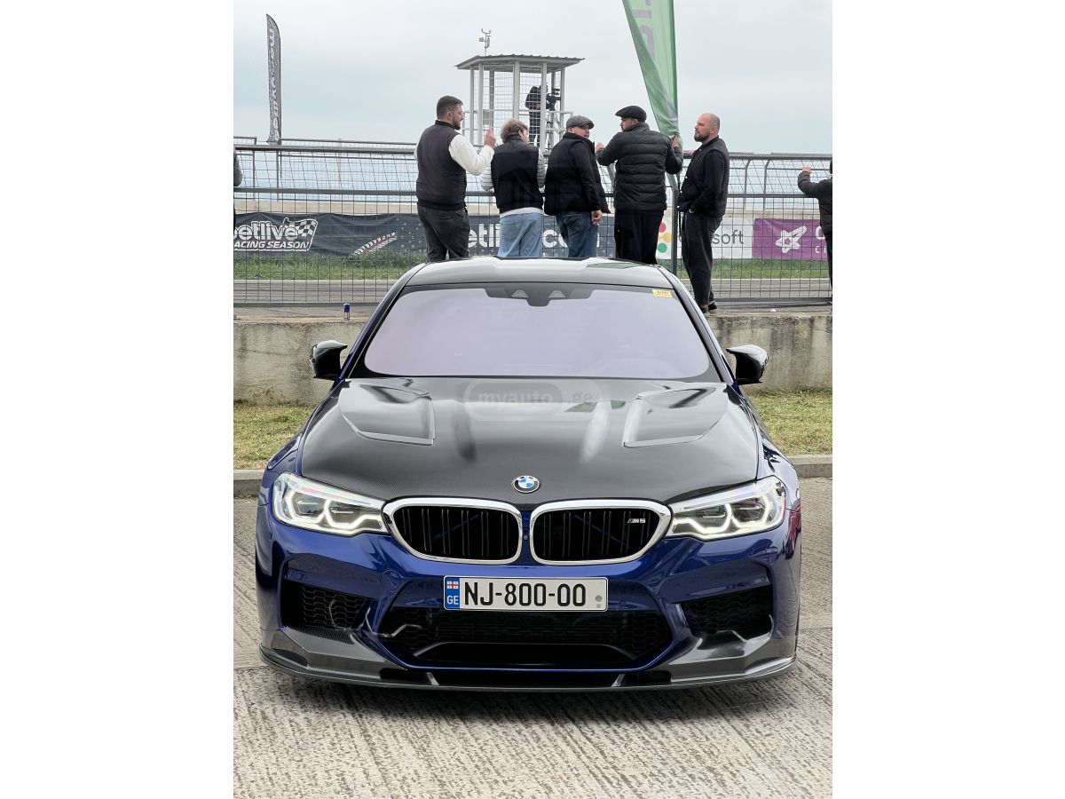 BMW M5 - фото 1