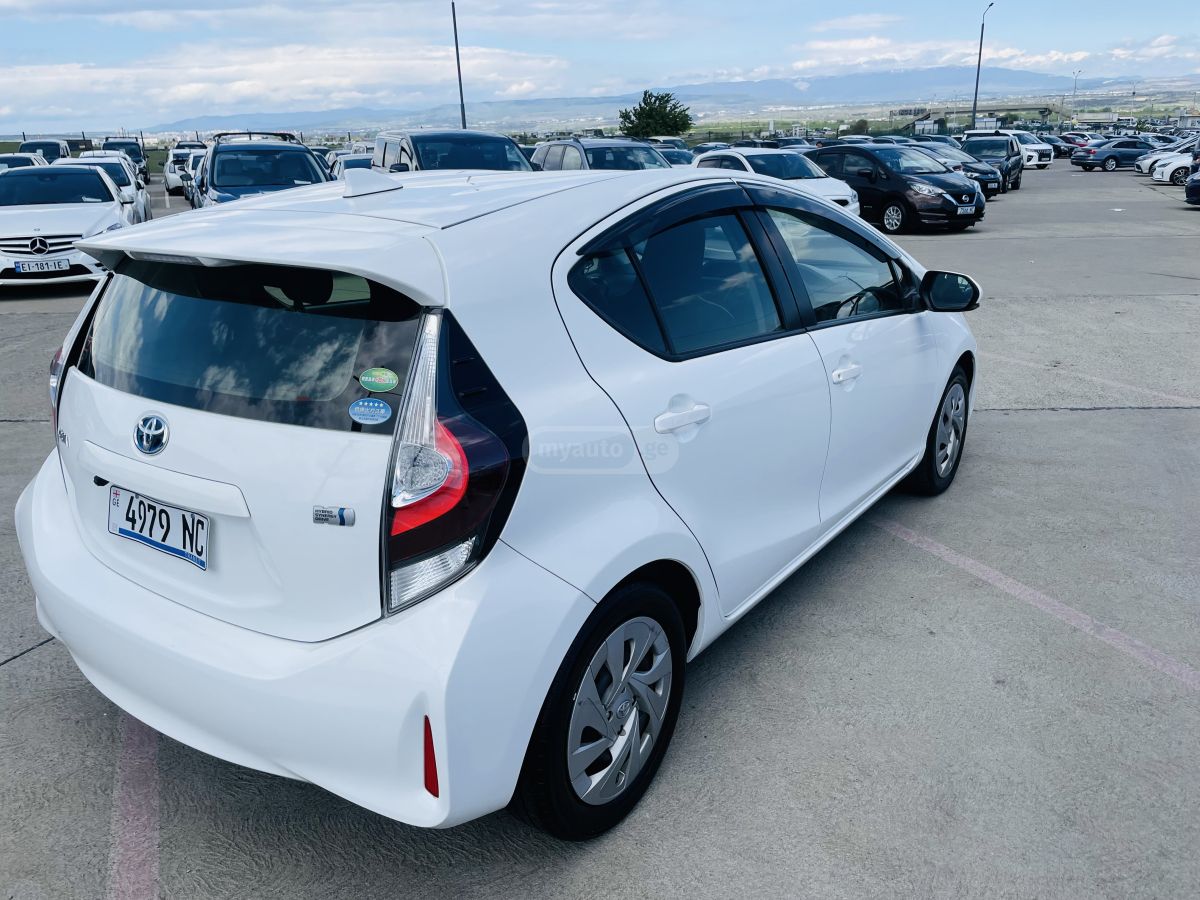 Toyota Aqua - фото 4