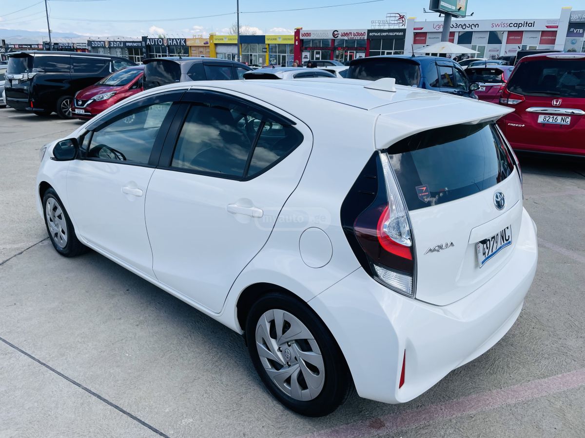 Toyota Aqua - фото 6