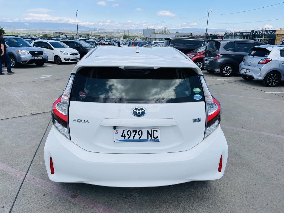 Toyota Aqua - фото 7