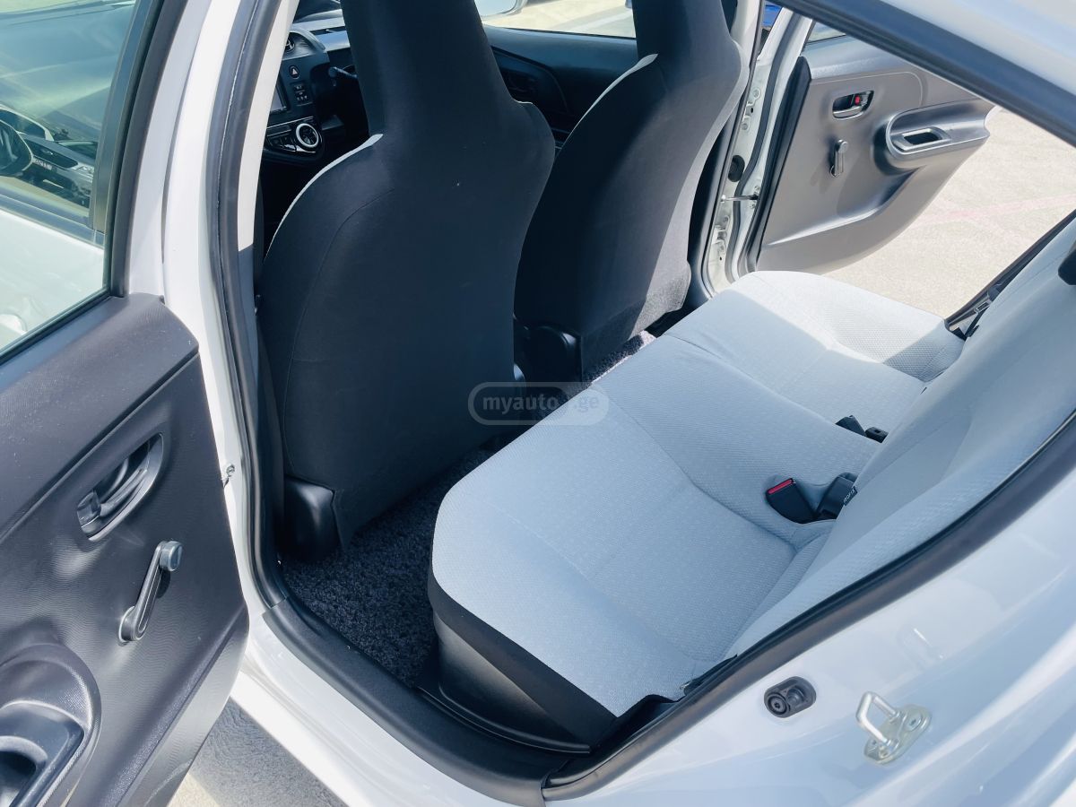 Toyota Aqua - фото 8