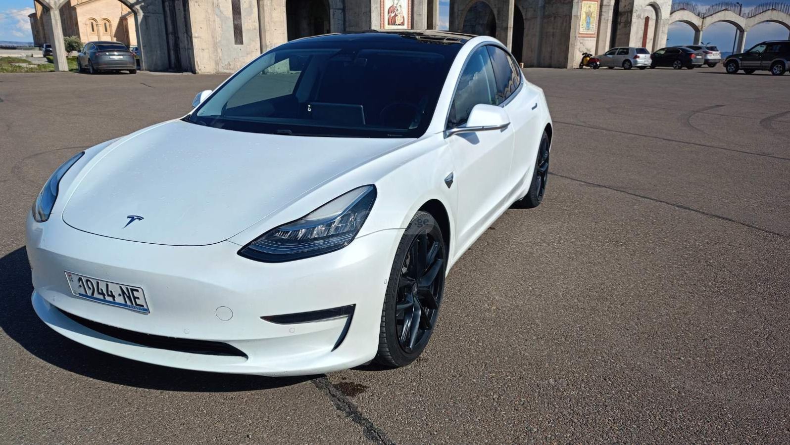Tesla Model 3 - фото 1