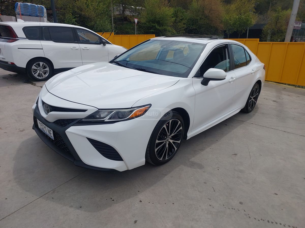 Toyota Camry - фото 1