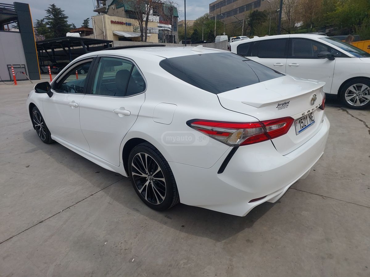 Toyota Camry - фото 2