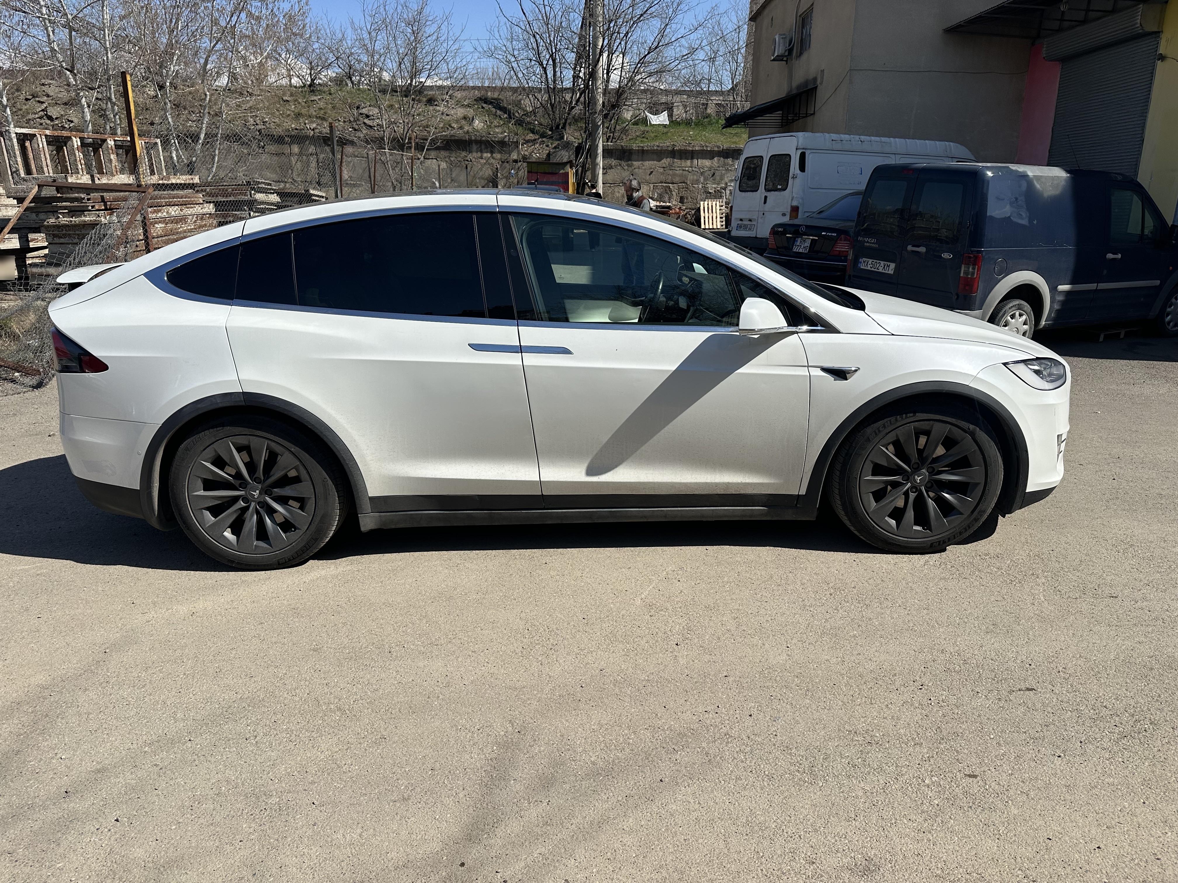 Tesla Model X - фото 1