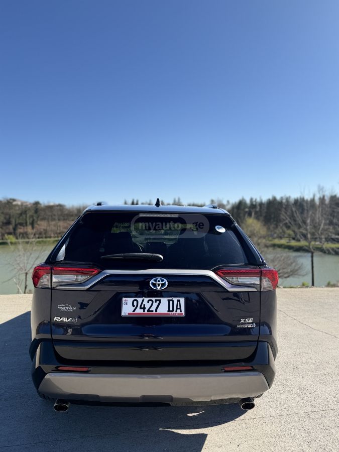 Toyota XSE 4dr All-Wheel Drive CVT — миниатюра 3