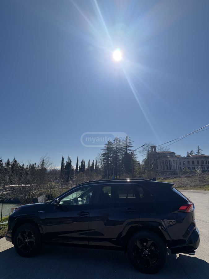 Toyota XSE 4dr All-Wheel Drive CVT — миниатюра 4