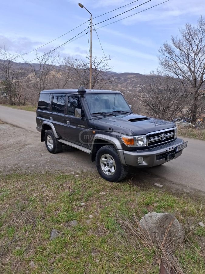 Toyota Land Cruiser - фото 1