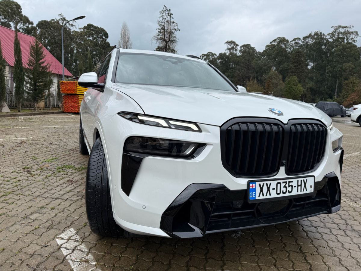 BMW X7 - фото 1