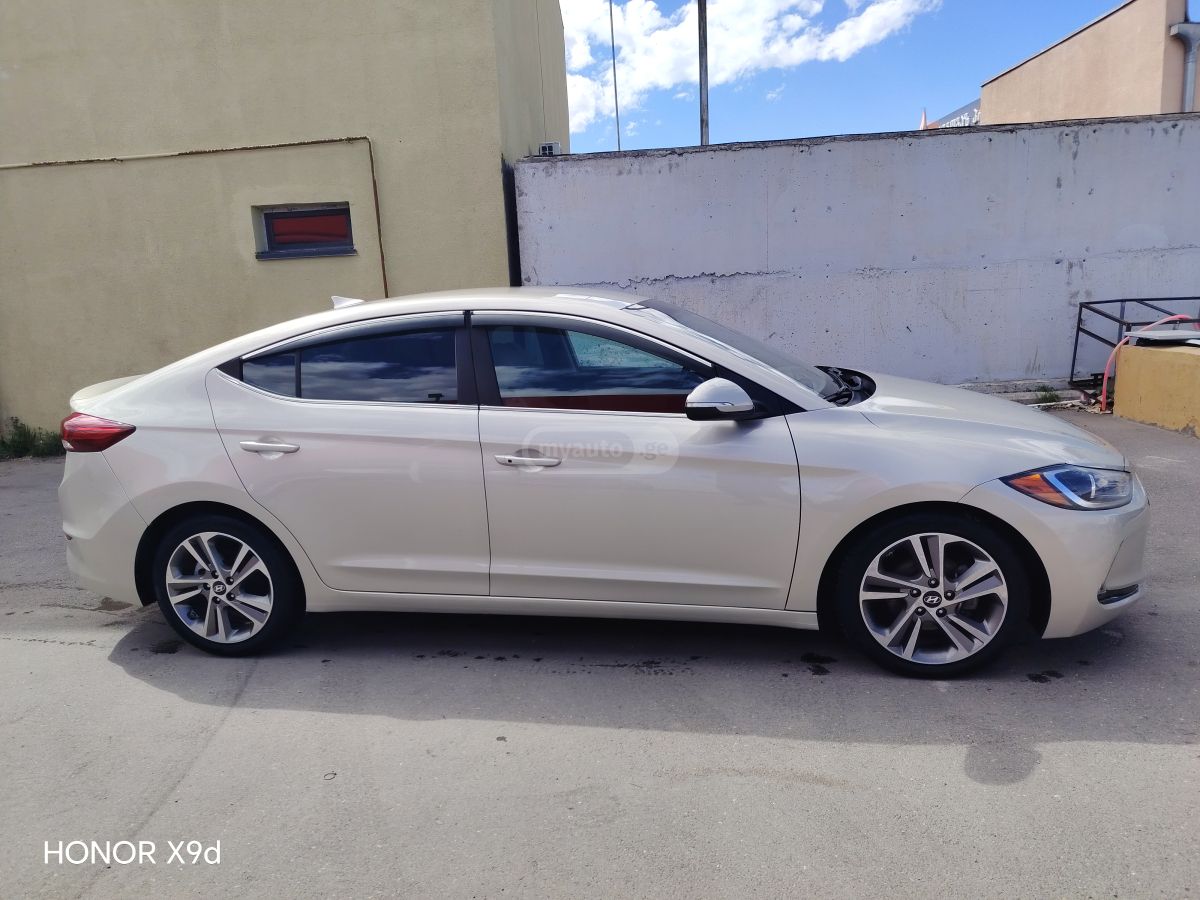 Hyundai Elantra - фото 1