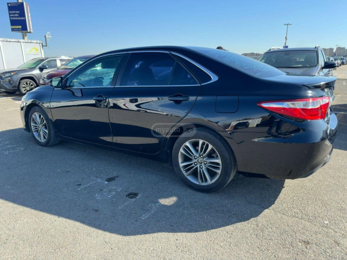 Toyota Camry - фото 1