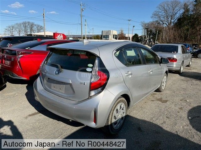 Toyota Aqua - фото 5