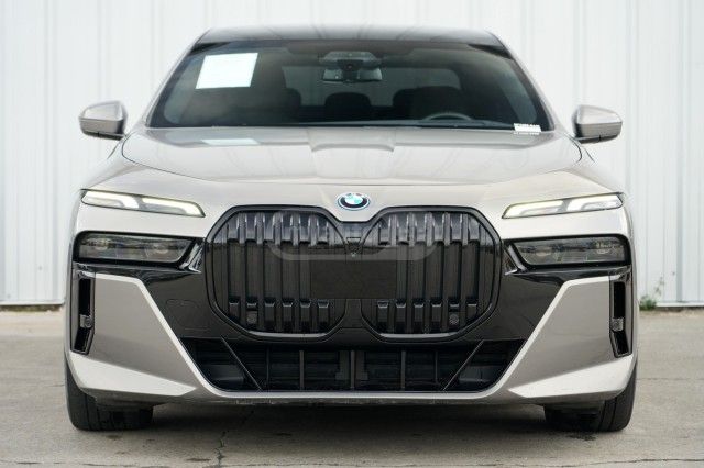 BMW I7 - фото 1