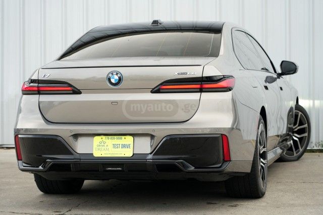 BMW I7 - фото 4
