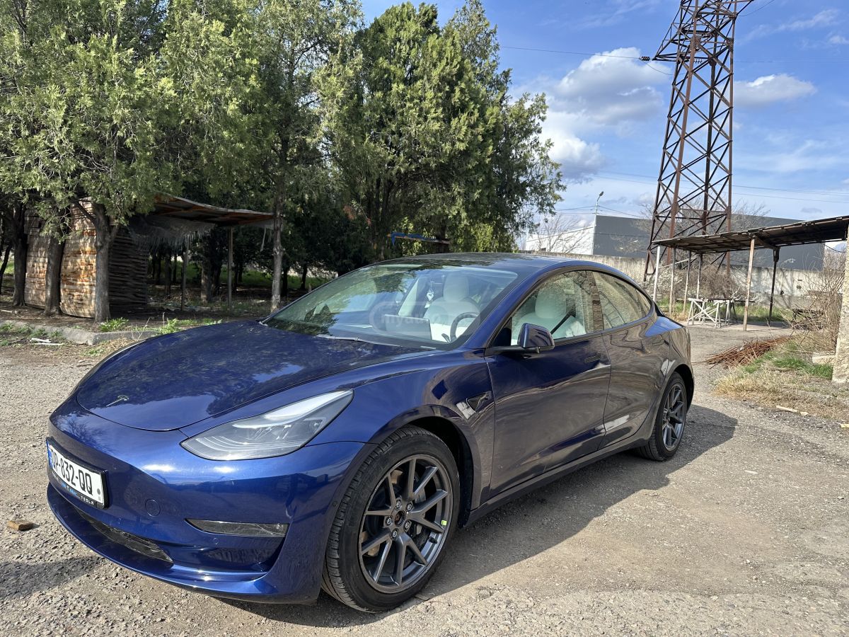 Tesla Model 3 - фото 1