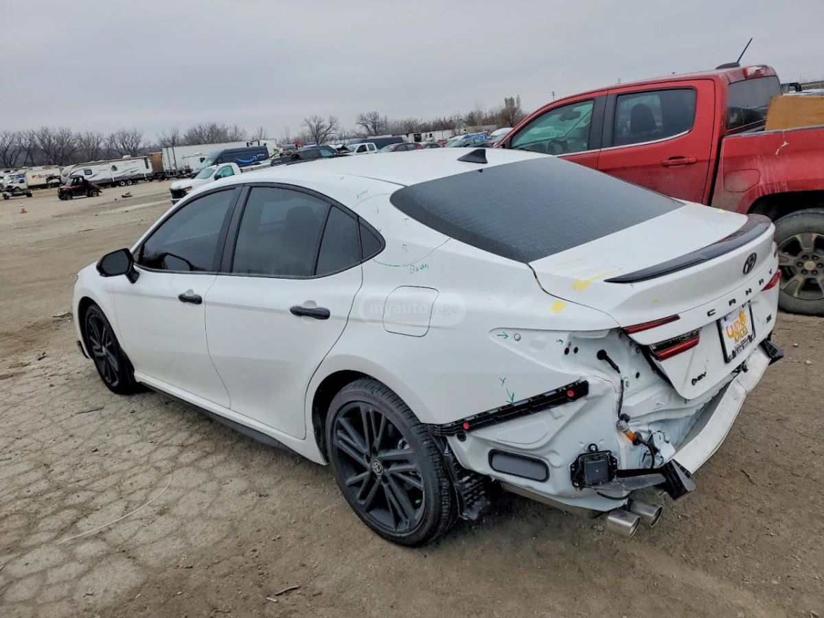 Toyota Camry - фото 3
