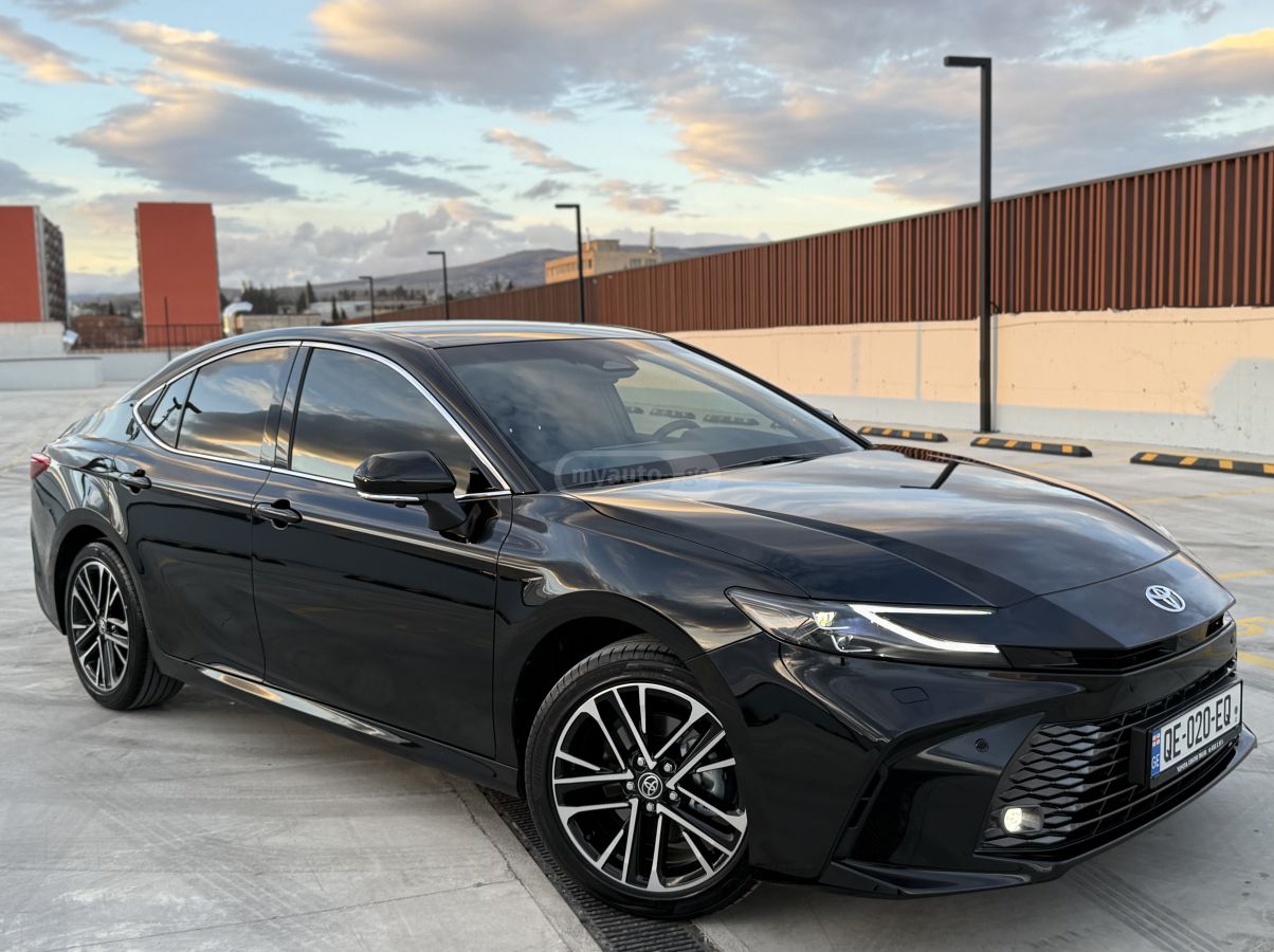 Toyota Camry - фото 1