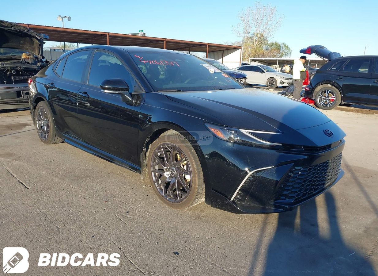 Toyota Camry - фото 1