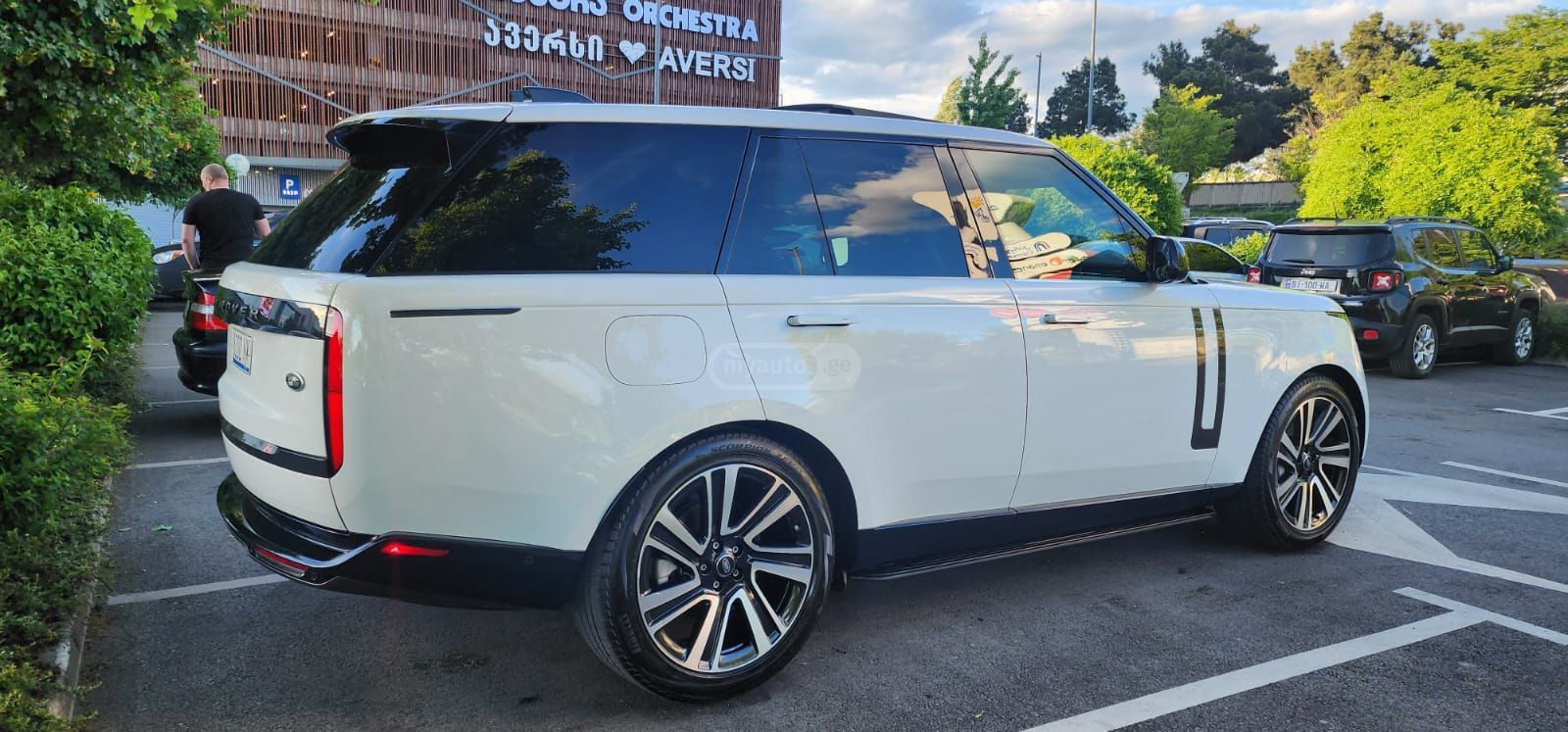 نمای دیگر Land Rover 2023