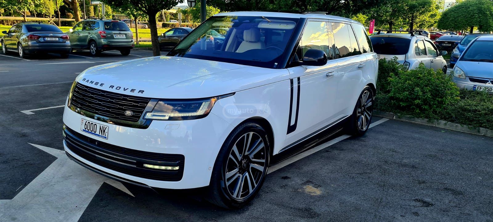 نمای دیگر Land Rover 2023