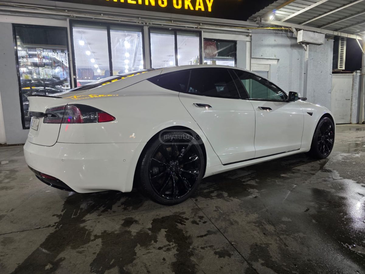 Tesla Model S - фото 1