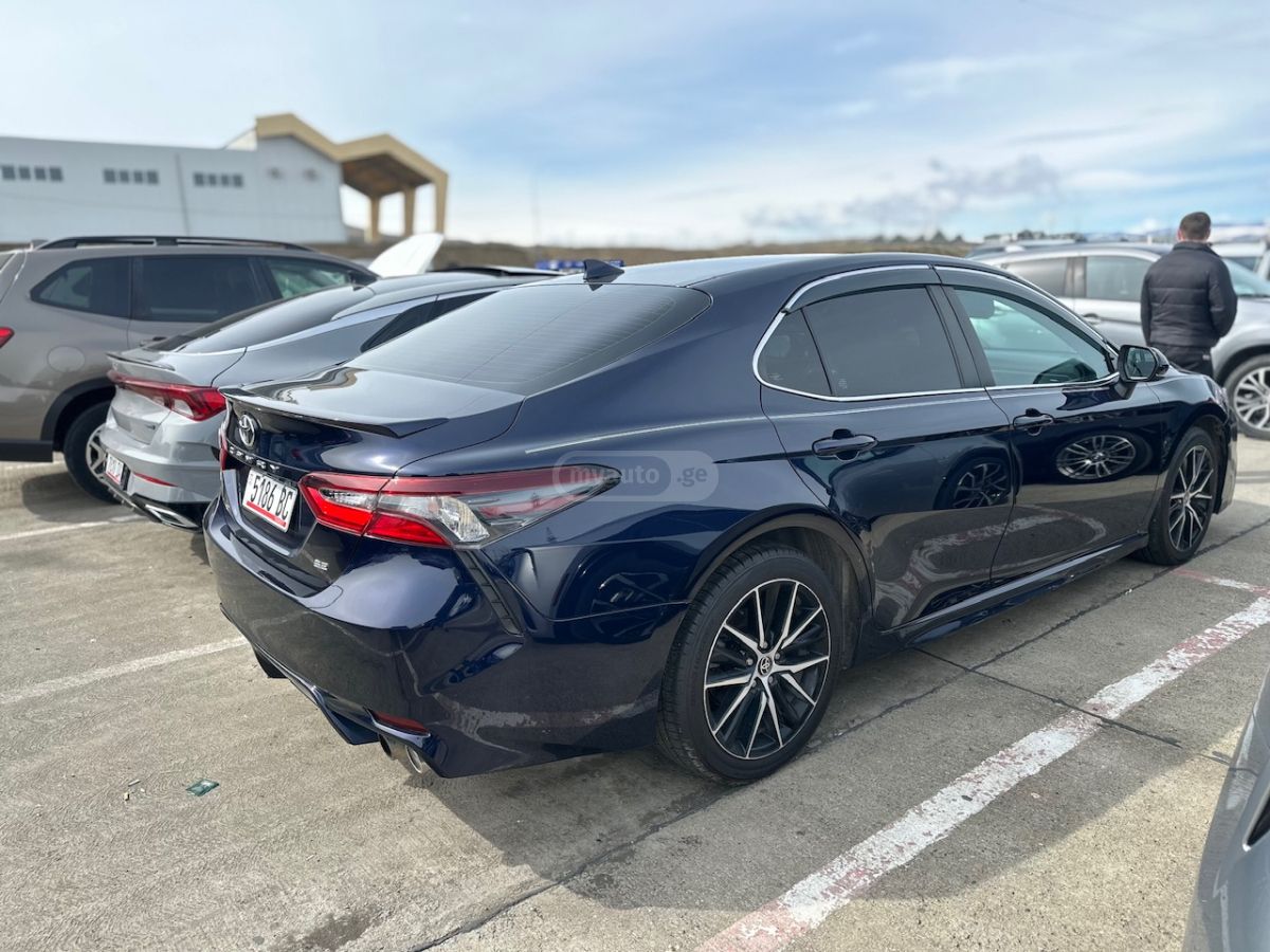 Toyota Camry - фото 1