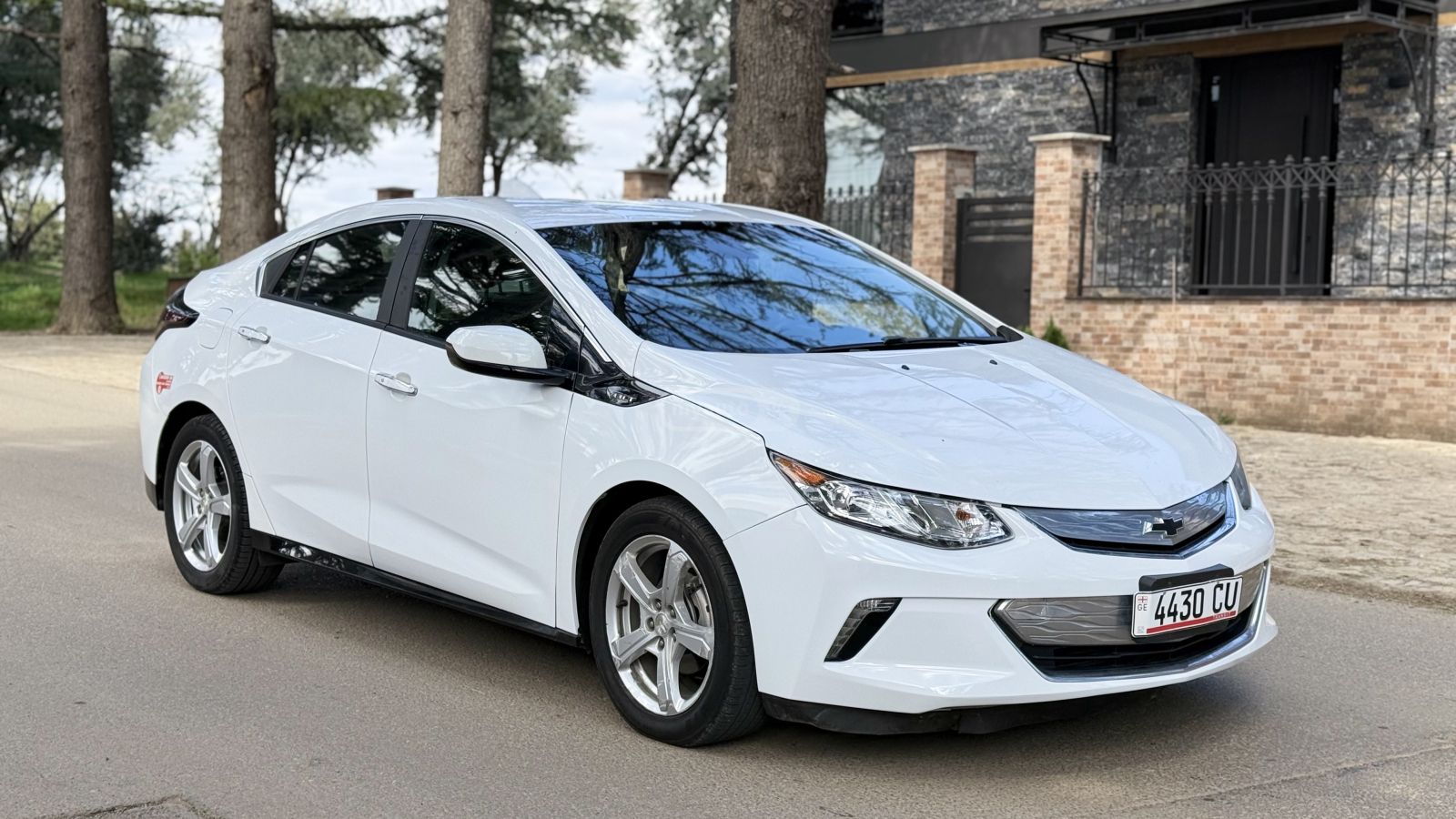 Chevrolet Volt - фото 1