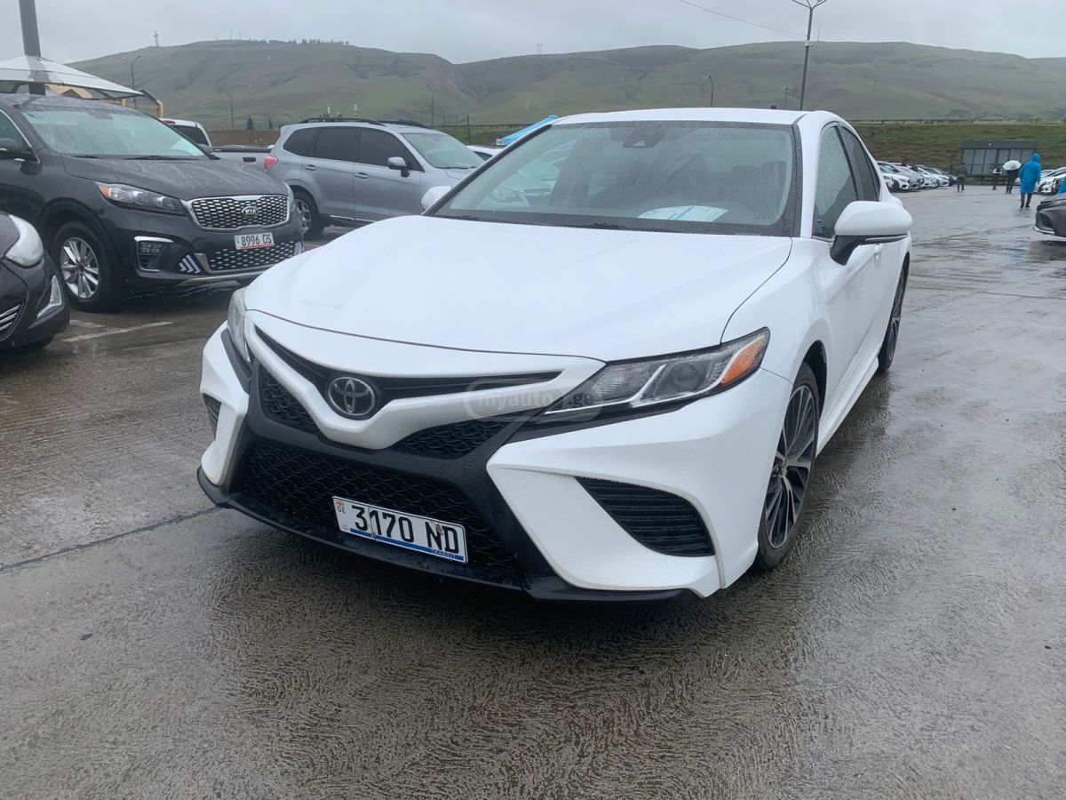 Toyota Camry - фото 1