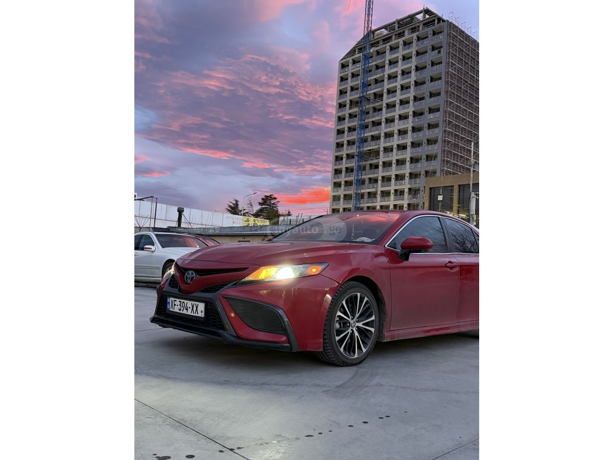 Toyota Camry - фото 1