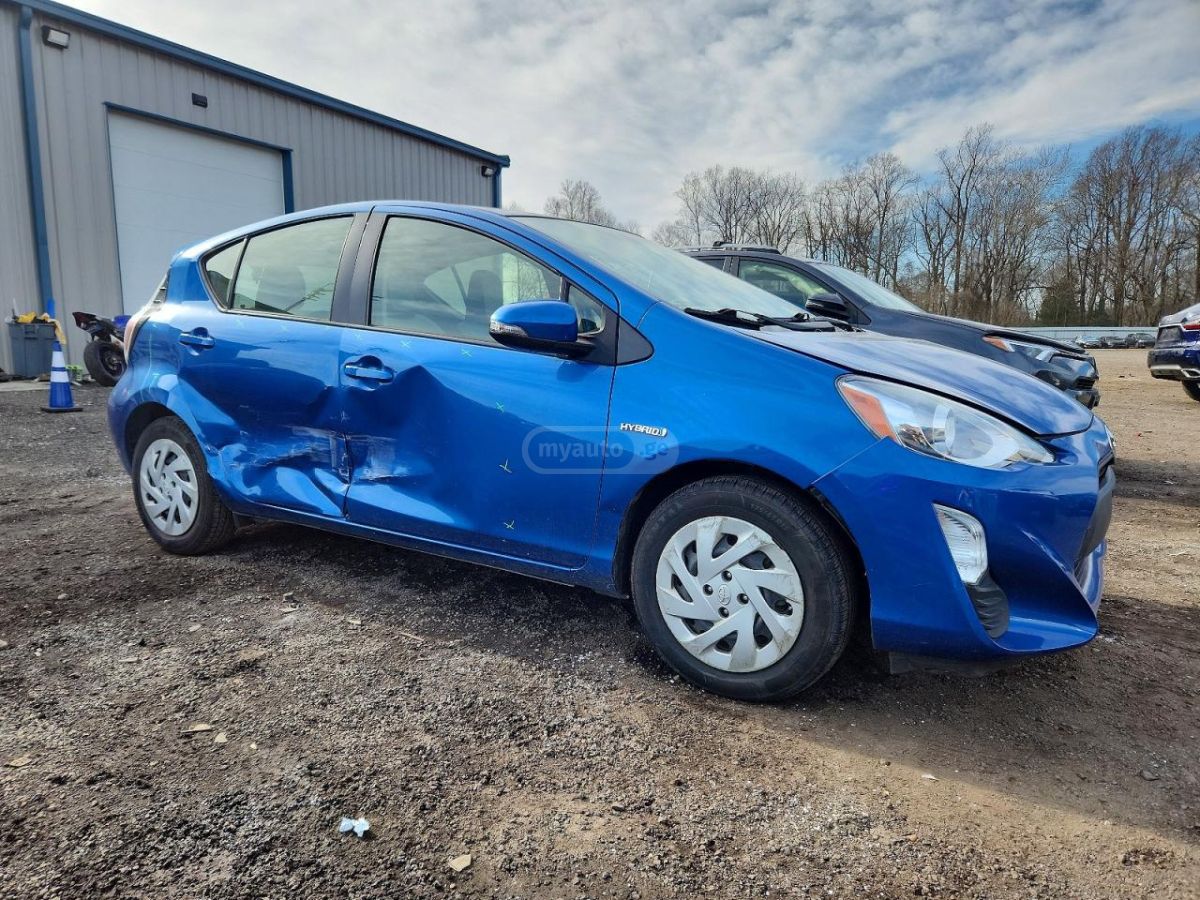 Toyota Prius C - фото 2