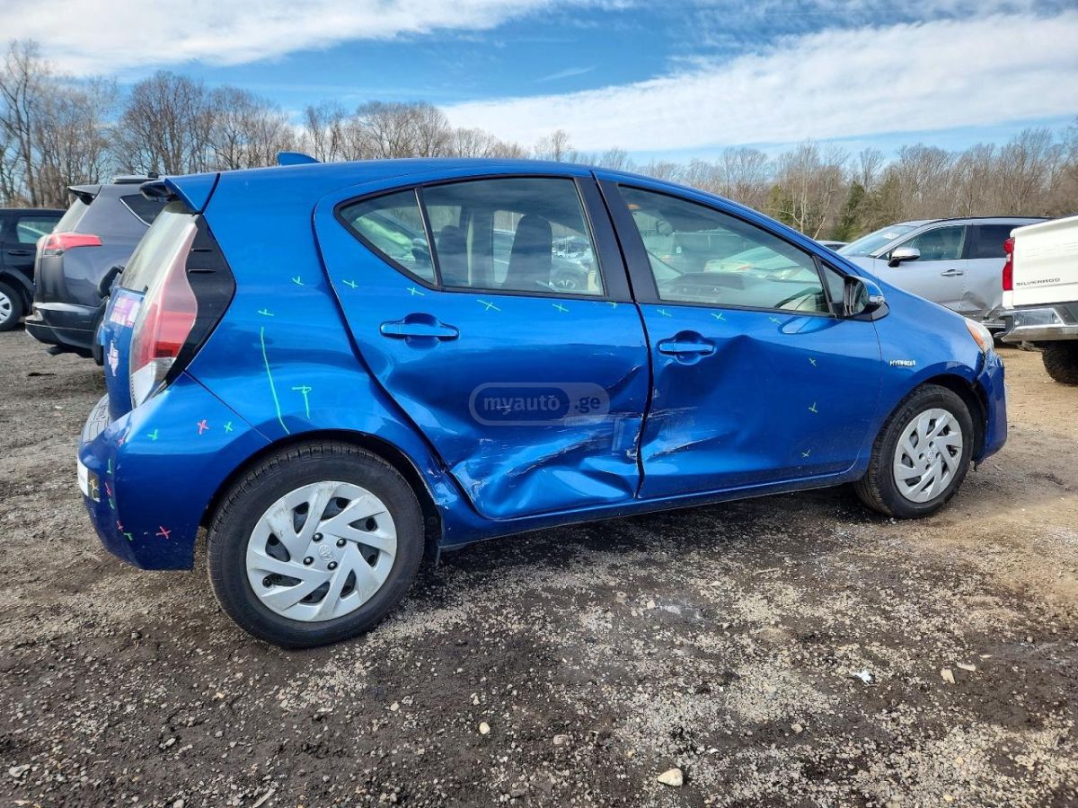 Toyota Prius C - фото 4