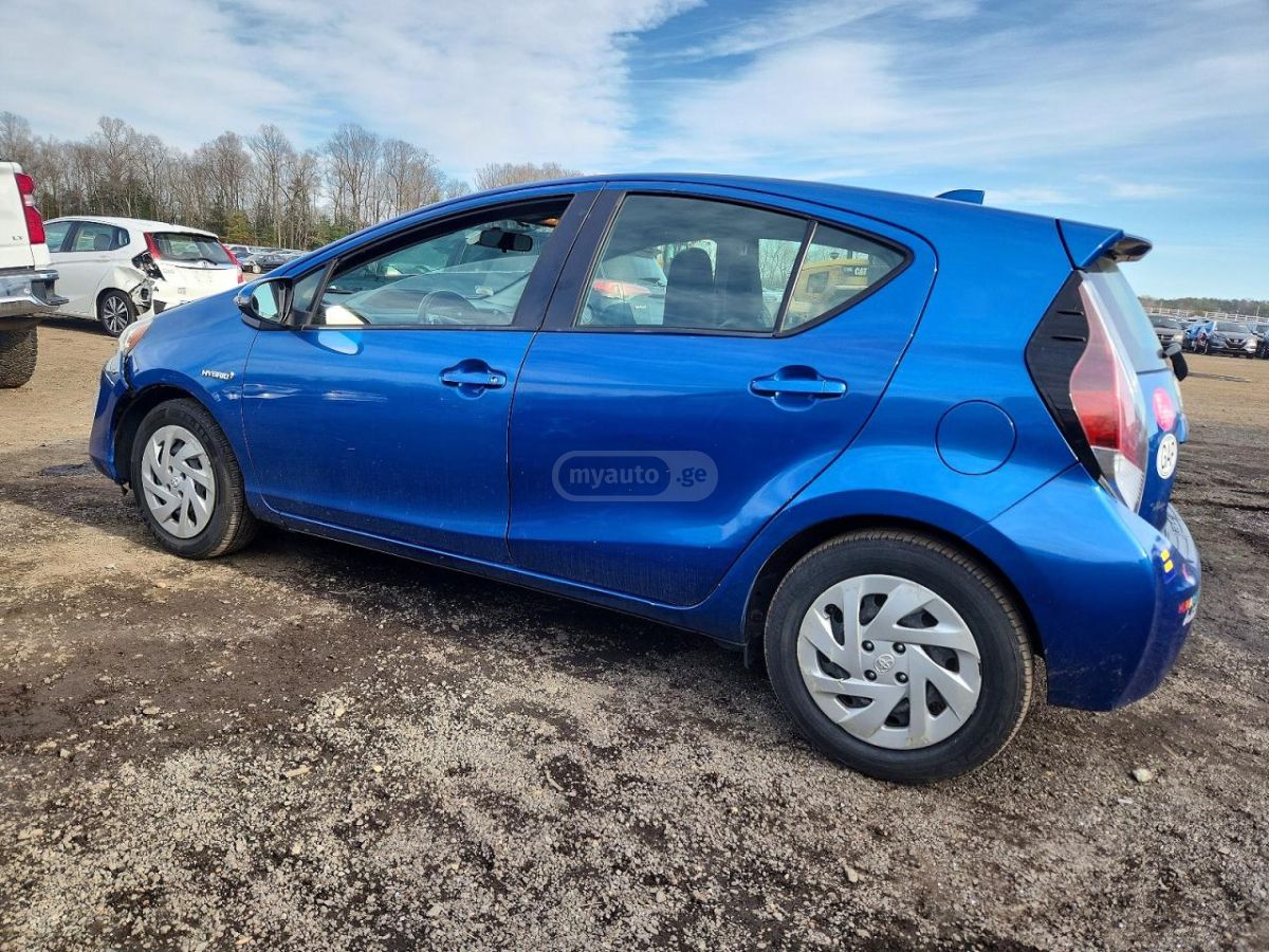 Toyota Prius C - фото 5