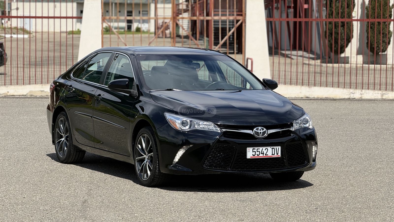 Toyota Camry - фото 1
