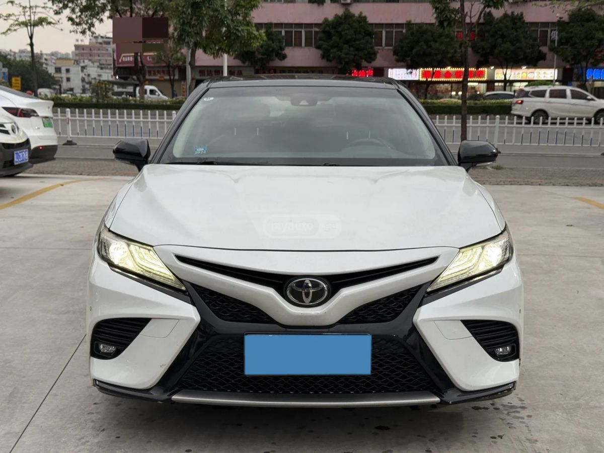 Toyota Camry - фото 2