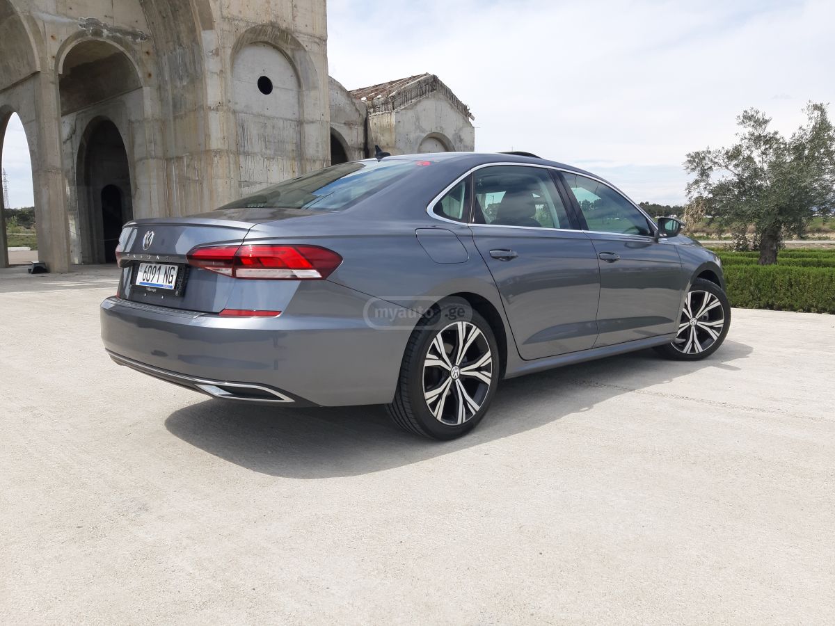 Volkswagen Passat - фото 6