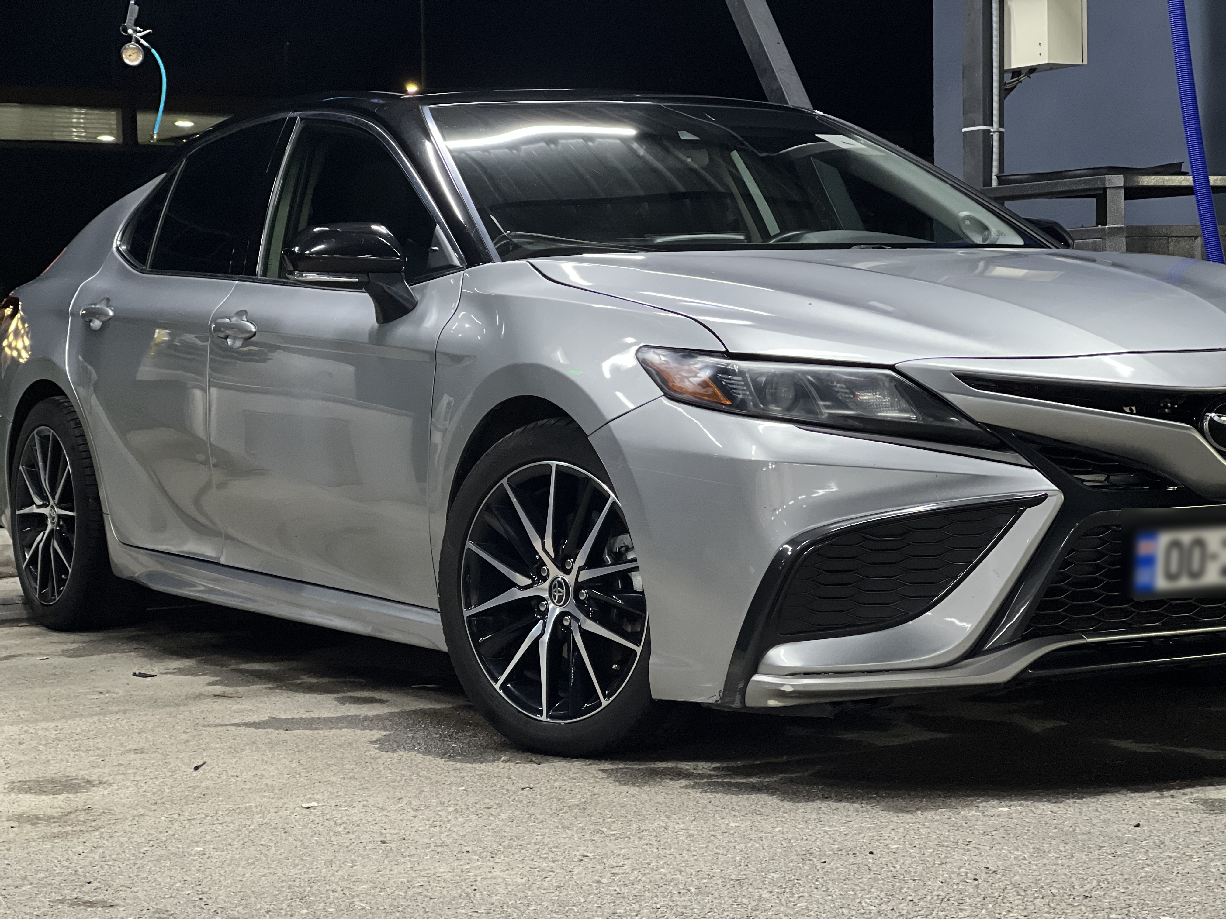 Toyota SE 4dr All-Wheel Drive Sedan A — миниатюра 2