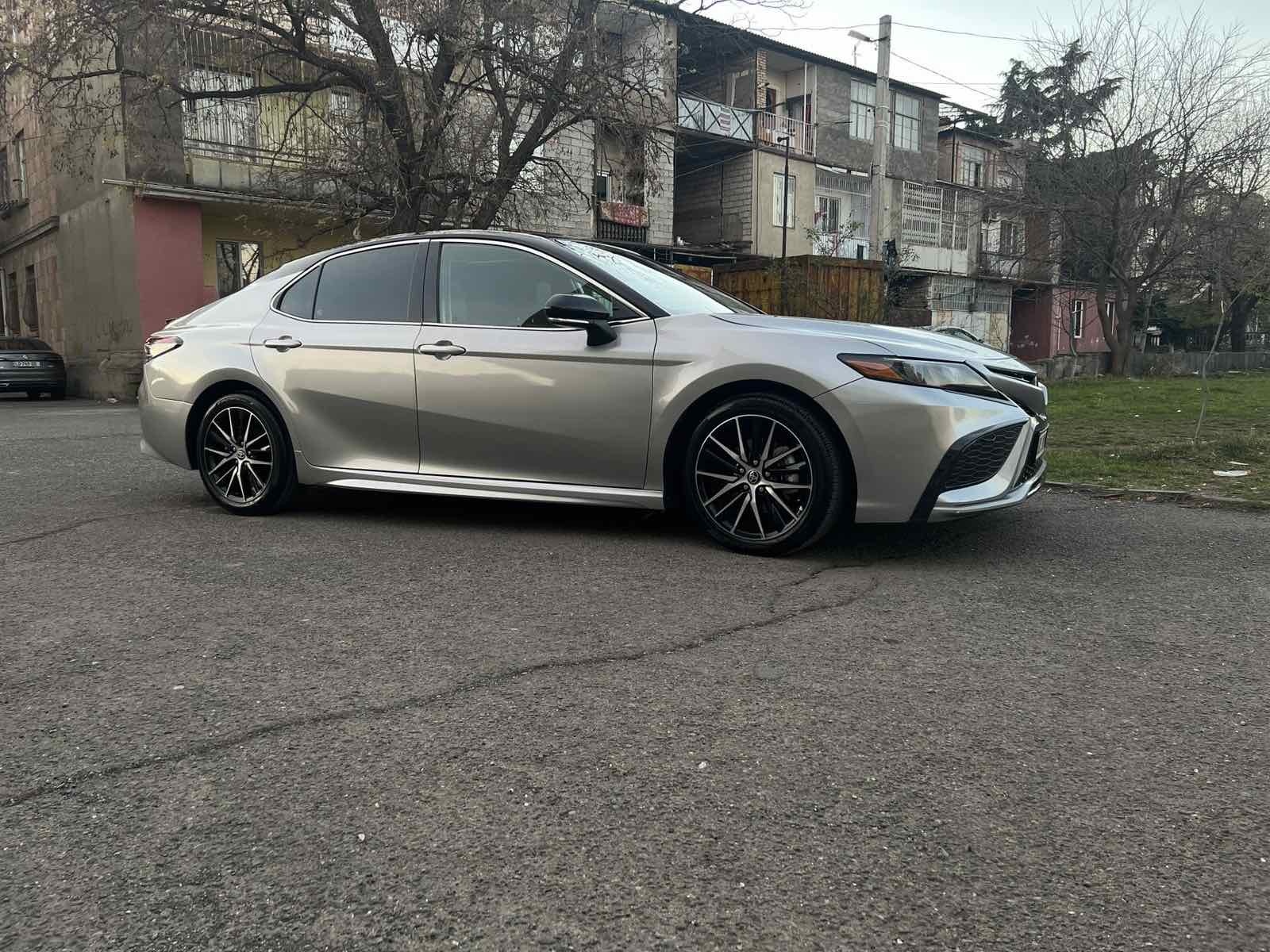 Toyota SE 4dr All-Wheel Drive Sedan A — миниатюра 4