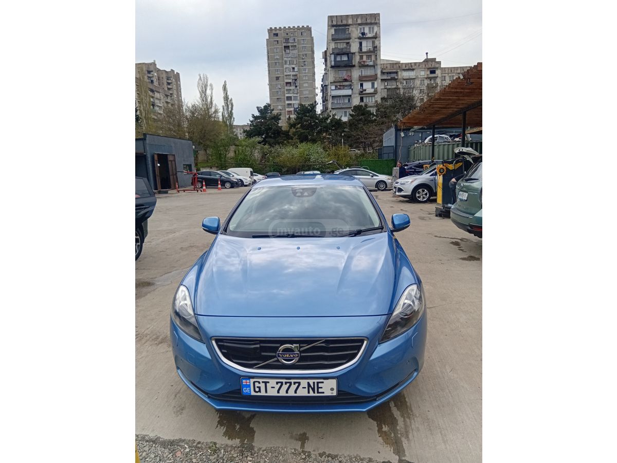 Volvo V 40 - фото 1