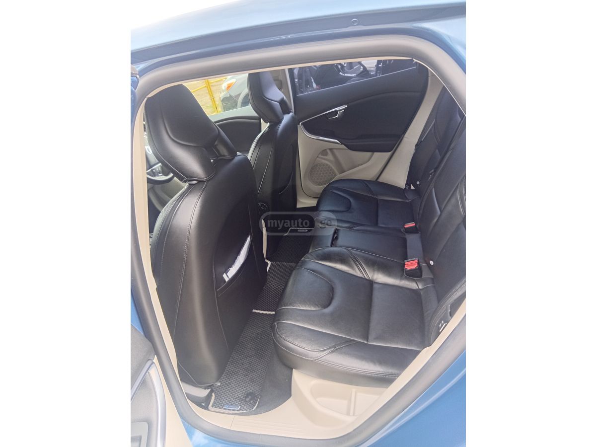 Volvo V 40 - фото 7