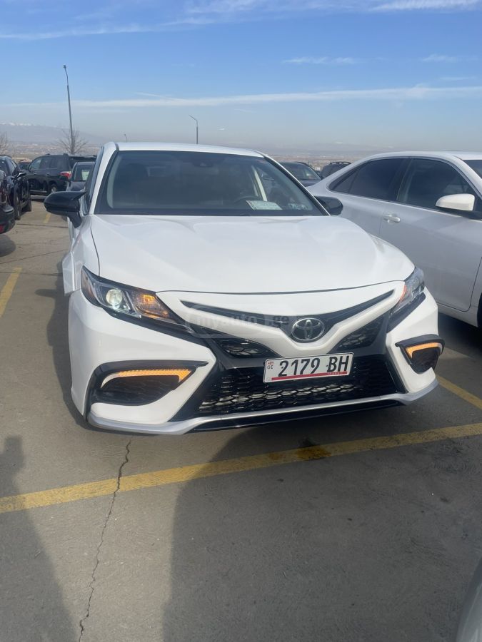 Toyota Camry - фото 1