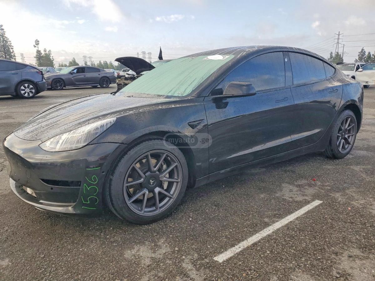 Tesla Model 3 - фото 1