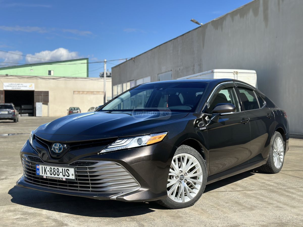 Toyota Camry - фото 1