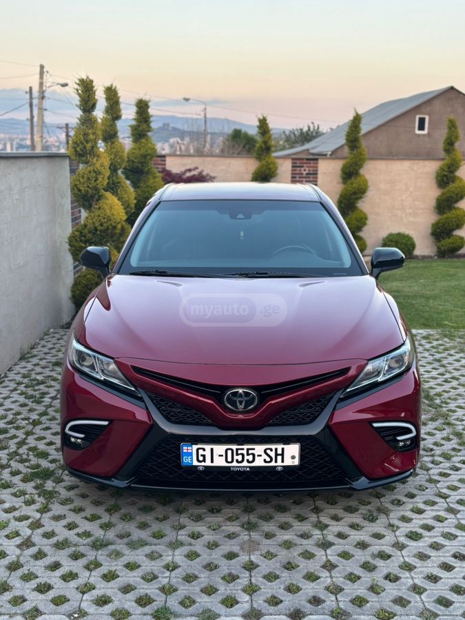 Toyota Camry - фото 1