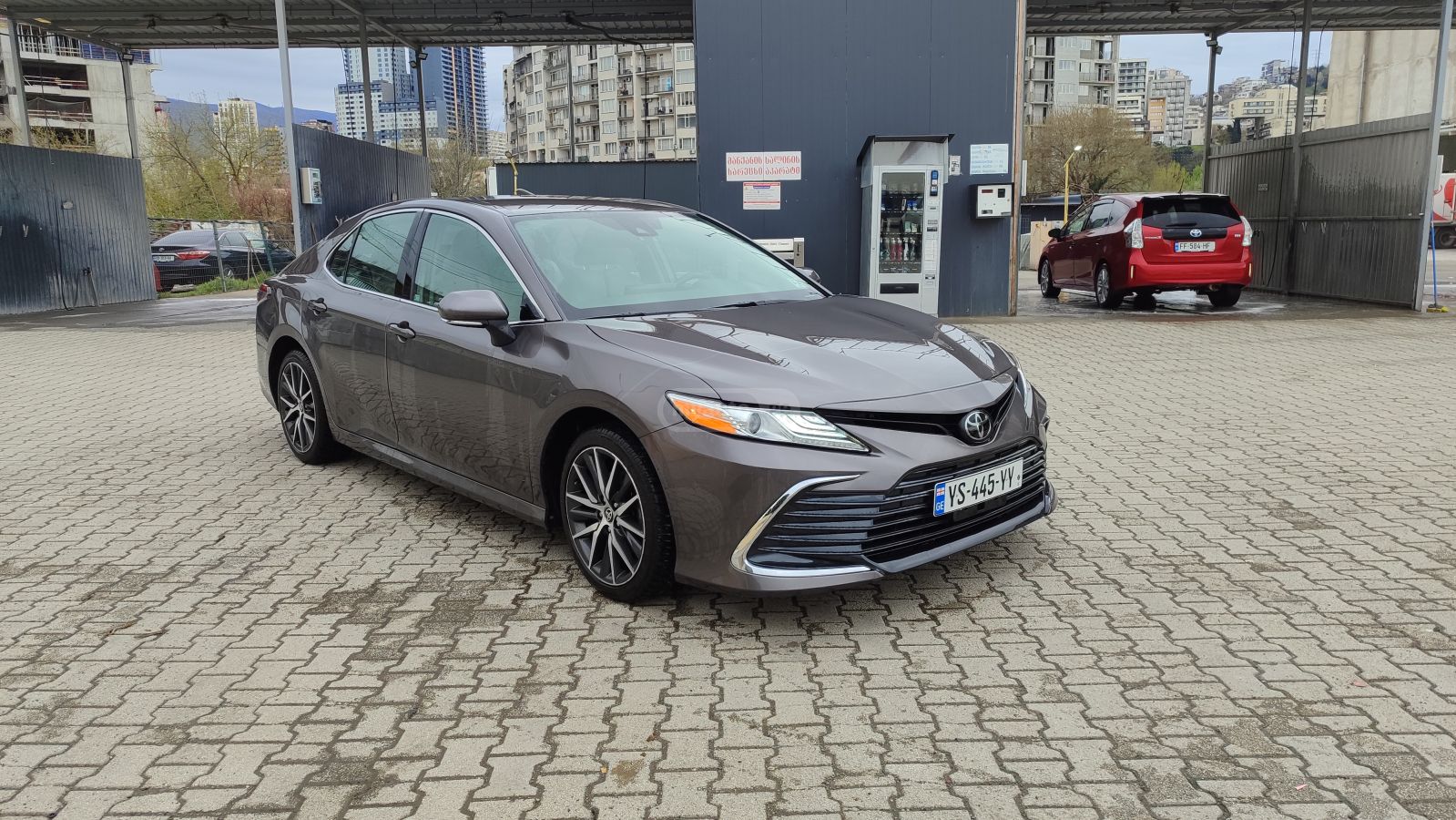 Toyota Camry - фото 1