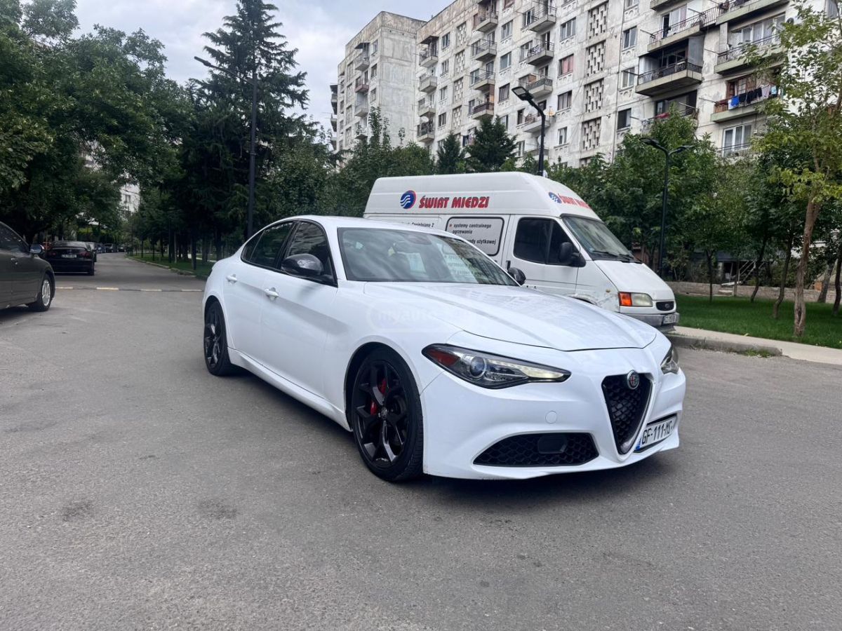 Alfa Romeo Giulia - фото 1