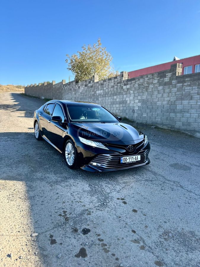 Toyota Camry - фото 1