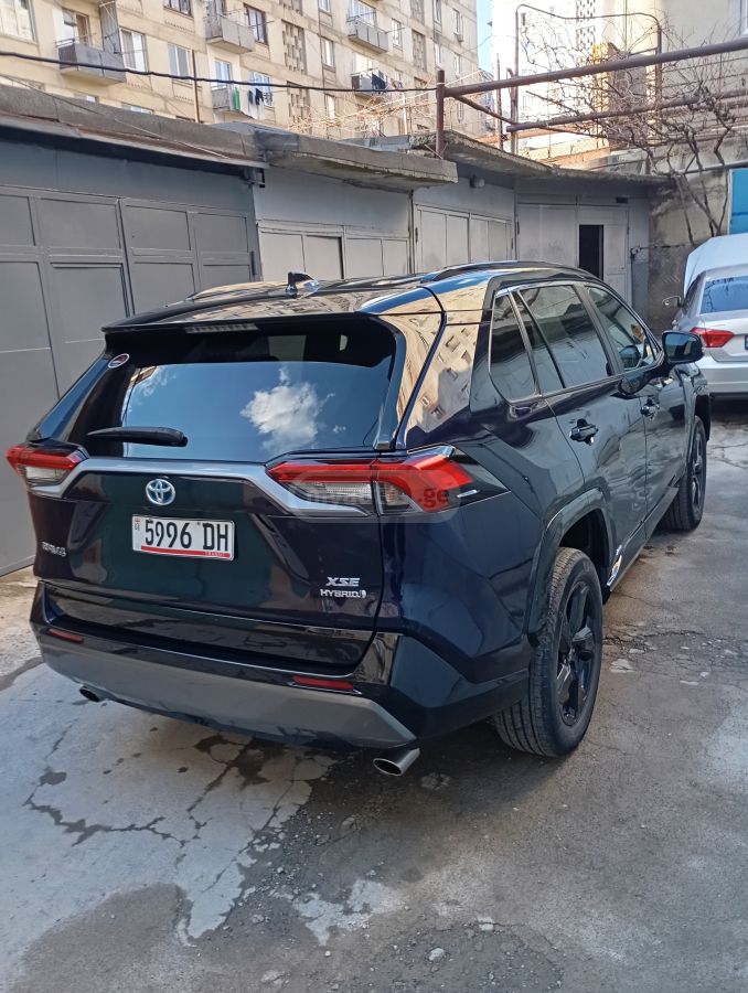 Toyota XSE 4dr All-Wheel Drive CVT — миниатюра 4